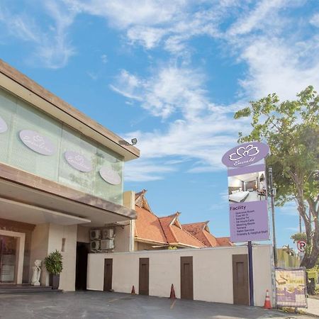 Life Emerald Hotel Surabaya Kültér fotó