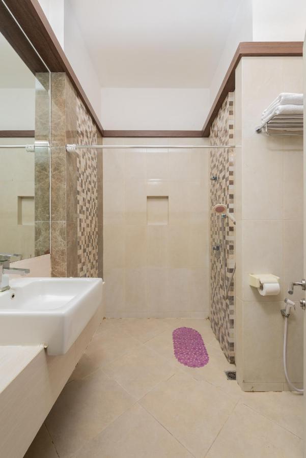 Life Emerald Hotel Surabaya Kültér fotó