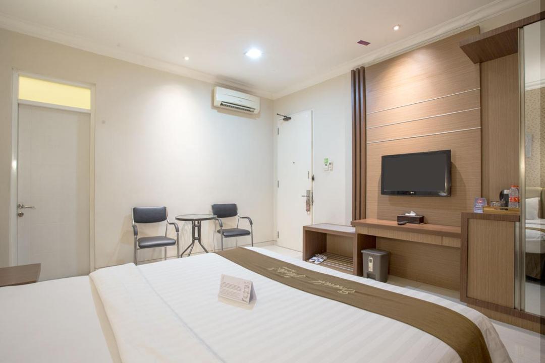 Life Emerald Hotel Surabaya Kültér fotó