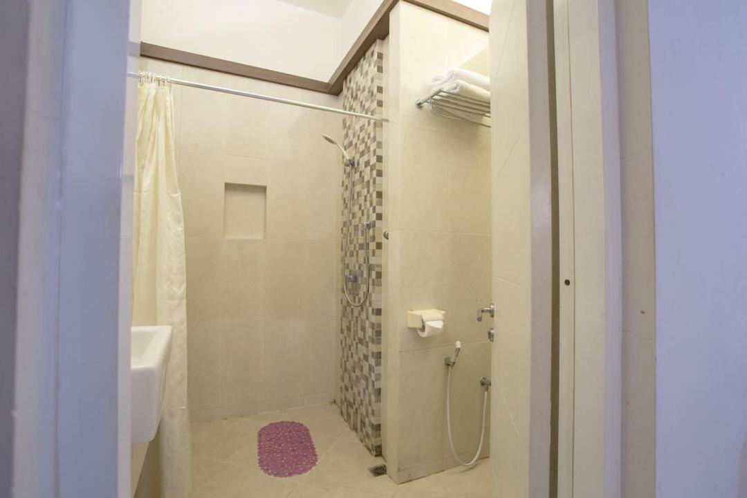 Life Emerald Hotel Surabaya Kültér fotó